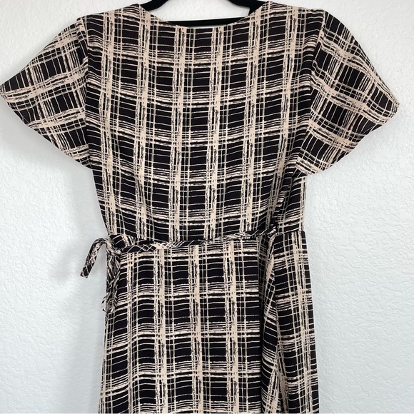 URBAN OUTFITTERS • Black and Cream Plaid Print Wrap Midi Dress • Small - Picture 7 of 13